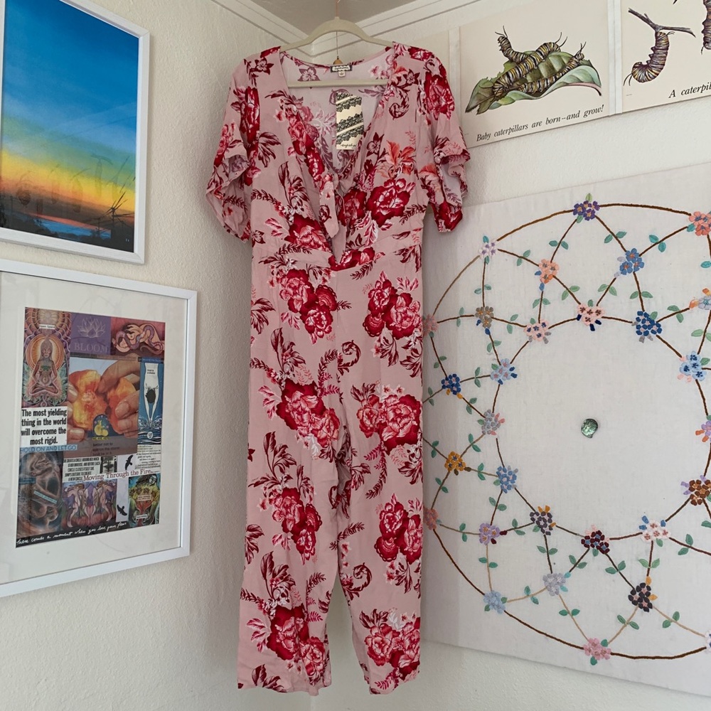 🌷 NWT eyeshadow pink floral tie front romper 🌷